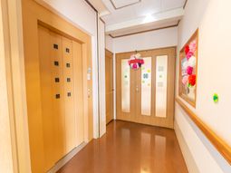 明るく清潔な廊下