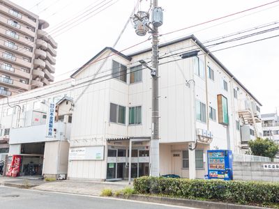 白壁の施設外観