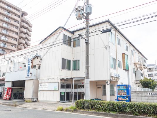 白壁の施設外観