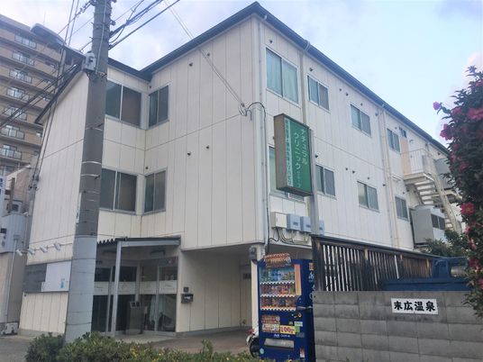 白い外壁の建物外観