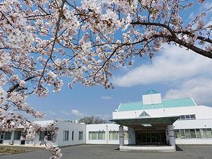 桜と施設外観  