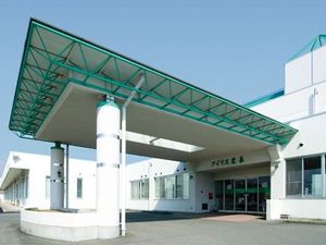 施設の正面エントランス外観  