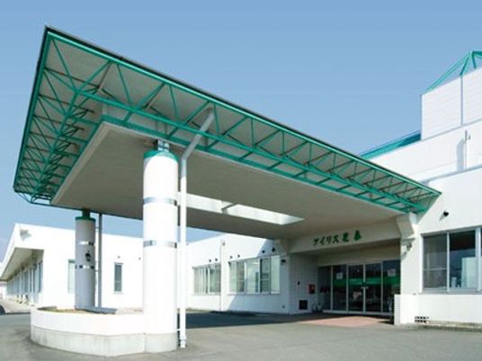 施設の正面エントランス外観  