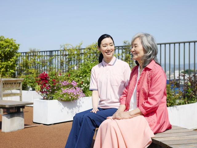 広々とした明るいロビー 屋上庭園「癒しの庭」 清潔感溢れるロビーが、働く環境として心地よい空間を提供します。