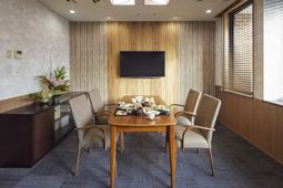 広々とした明るいエントランス