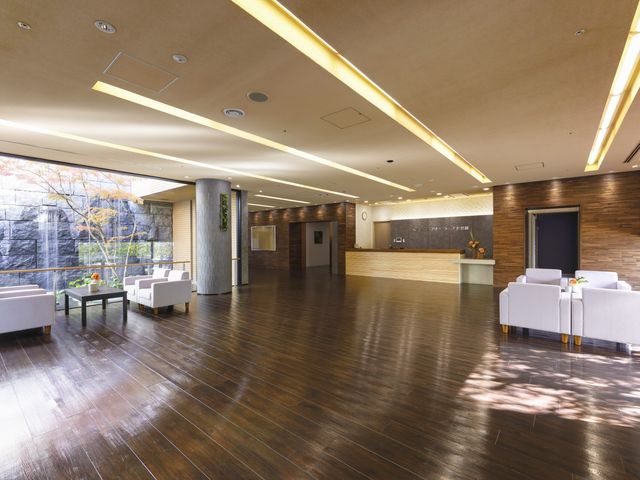 清潔な洋風診察室 ロビー 清潔感のあふれる洋風の設備で、入居者様の健康管理を支えます。リラックスして施術を受けられるよう、落ち着いた雰囲気が整えられています。