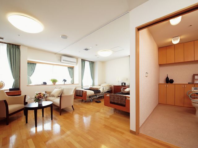 明るく広々とした居室 二人部屋 広々としたリビングと一体化した個室は、日差しの入る窓があり心地よい空間です。利用者のくつろぎと安らぎのために、機能とデザインが配慮されています。