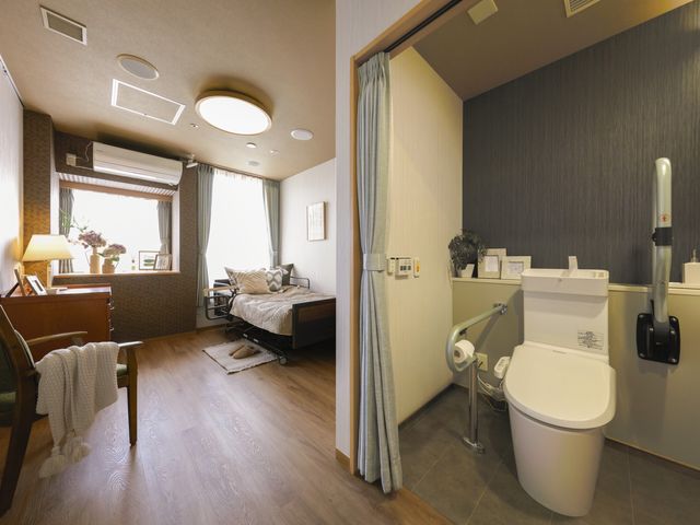 居心地の良さ感じる居室 一人部屋 居心地の良い室内は、清潔感があり明るい雰囲気です。個人のスペースもしっかりとあり、ゆったり過ごせる環境が整っています。