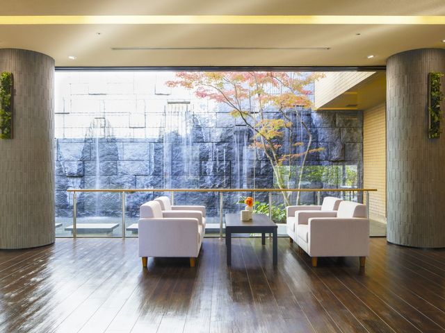 開放的な中庭風景 ロビー 日差しの心地よい中庭です。ベンチでくつろぐなど、穏やかな時間を過ごせる空間になっています。
