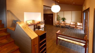 暖かい雰囲気のラウンジ