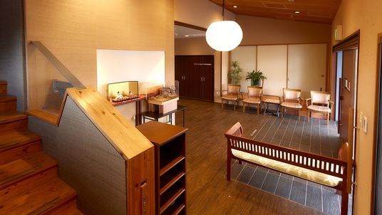 暖かい雰囲気のラウンジ