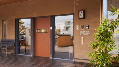 木製ドアのエントランス