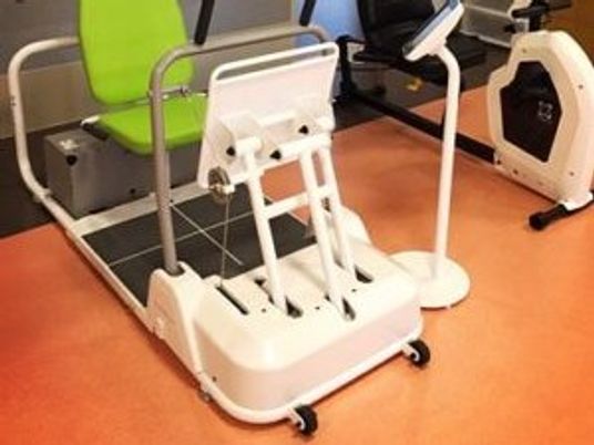 歩行練習機器のある訓練室  