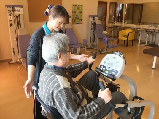 運動器具で体を動かす様子