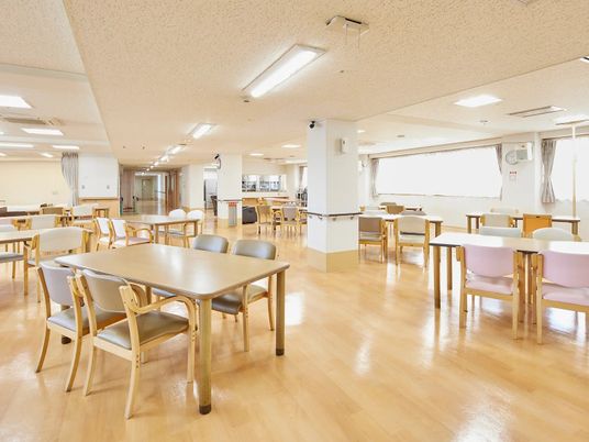 広い食堂の室内  