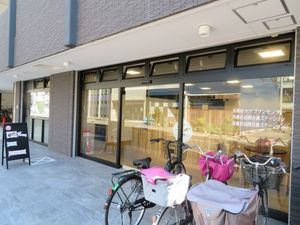 自転車が並ぶ入口外観  