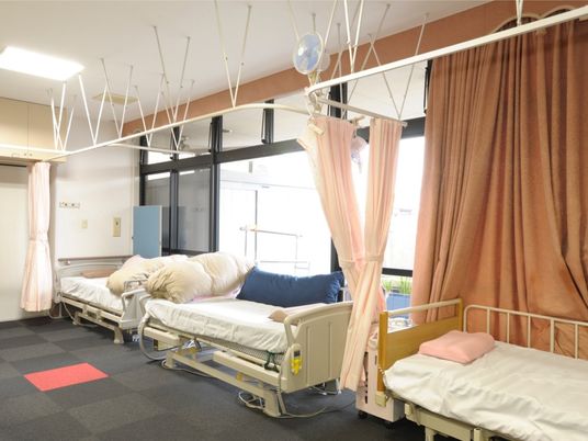 カーテンで区切られた居室  