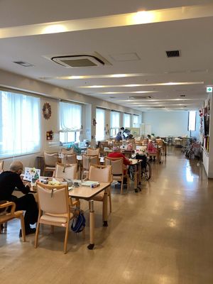 明るい空間の食堂