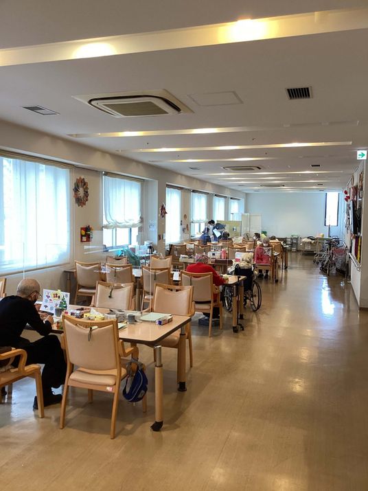 明るい空間の食堂