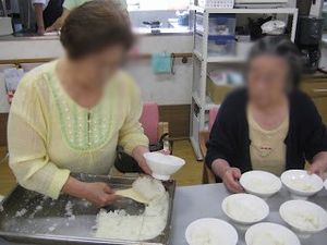 食事準備をする風景
