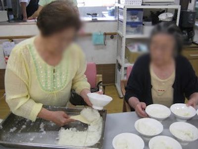 食事準備をする風景