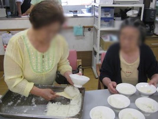 食事準備をする風景