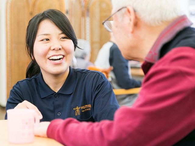 笑顔で会話するスタッフ スタッフと利用者様とのあたたかい会話が日常的に行われ、温もりを感じる雰囲気があります。ここでの仕事は多くの笑顔に触れながら充実感を得られるでしょう。