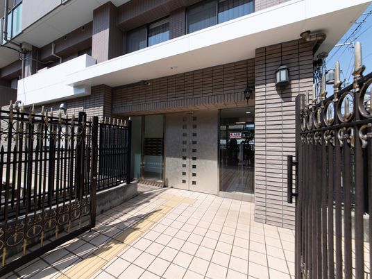 明るく開放的なエントランス