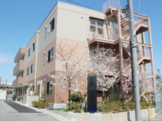 桜が咲く建物外観