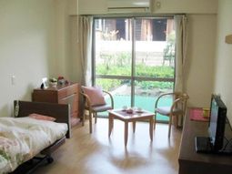 明るい部屋と窓の景色
