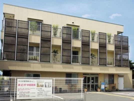 外観の明るい建物