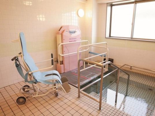 バリアフリー設計の浴室