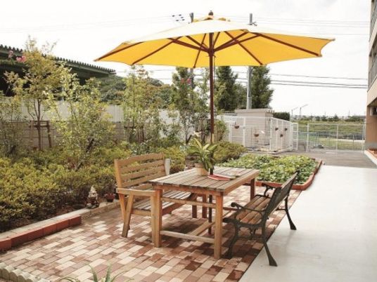 テーブルがある中庭