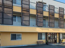 明るい建物のエントランス