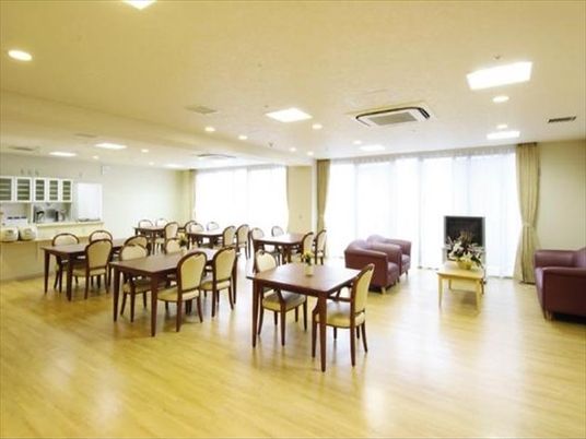 明るい共有ダイニングルーム