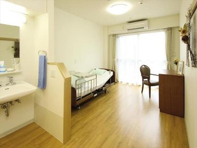 明るい広々とした居室