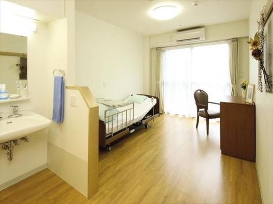 明るい広々とした居室