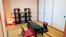 和室にテーブルと座布団