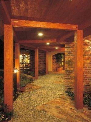 照明のある木とレンガの通路