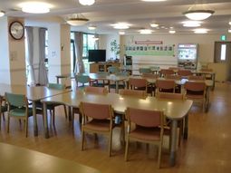 明るい食堂の様子