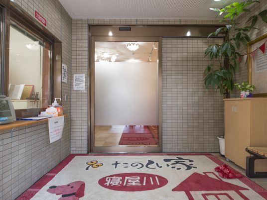 エントランスに敷かれたロゴマット