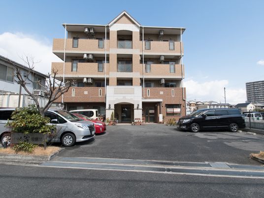 茶色の建物のエントランス