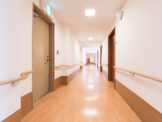 広々とした明るい廊下