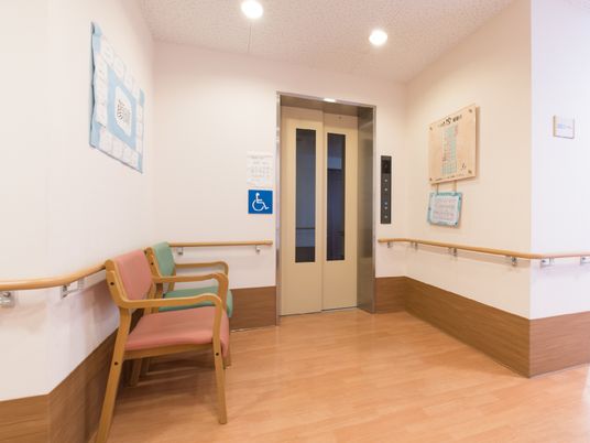 廊下と手すりのエレベーター前