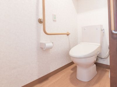 安全な手すり付きトイレ