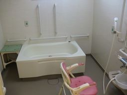 バリアフリー設計の浴室