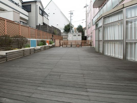 広々とした清潔な中庭