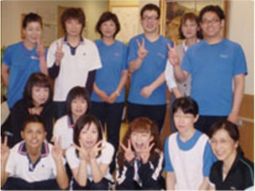 明るい表情のスタッフ集合