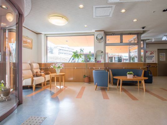 明るい待合室の風景