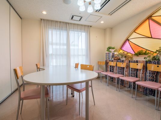 円卓と椅子がある部屋